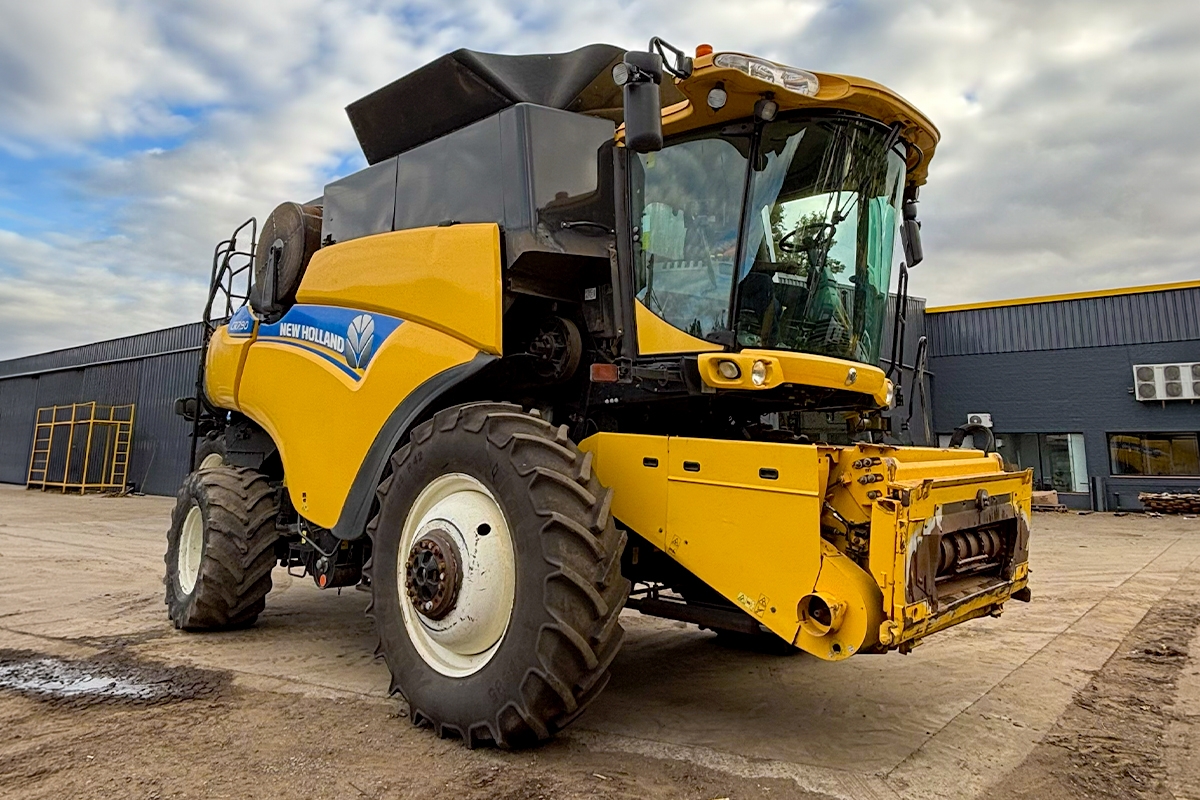 New Holland CR 7.90